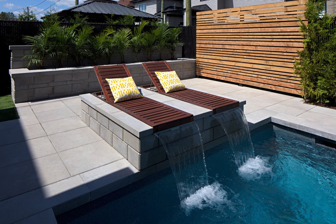 Piscine et fontaines intégrés dans des chaises