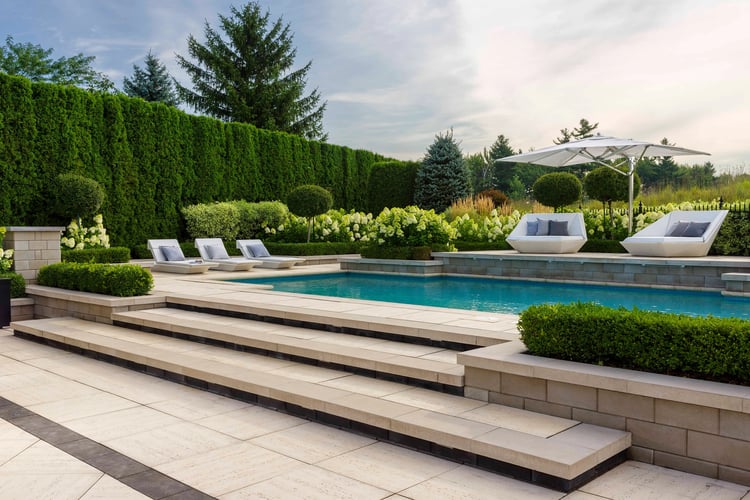 Pooldeck featuring Travertina Raw slabs with chairs 