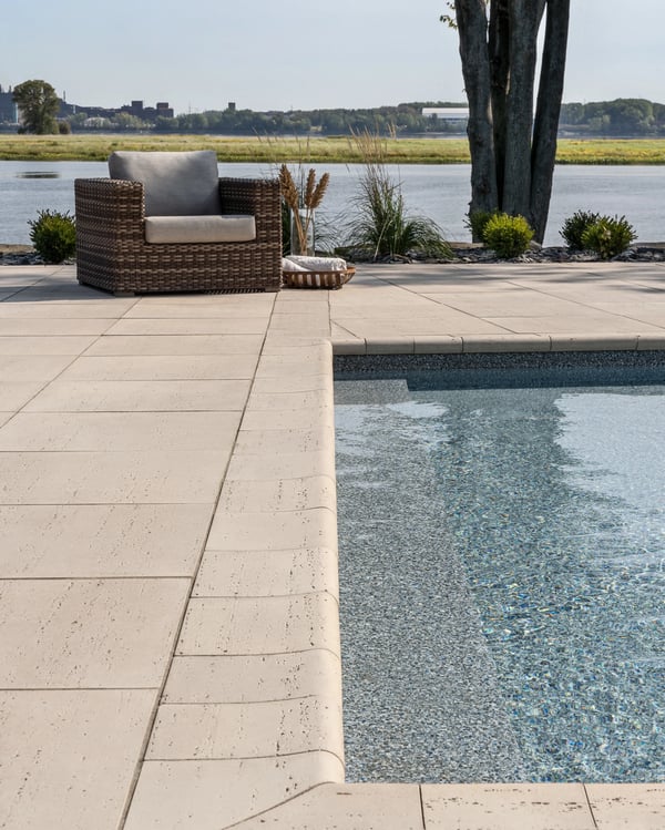 Piscine entourée des dalles de patio Travertina Brut