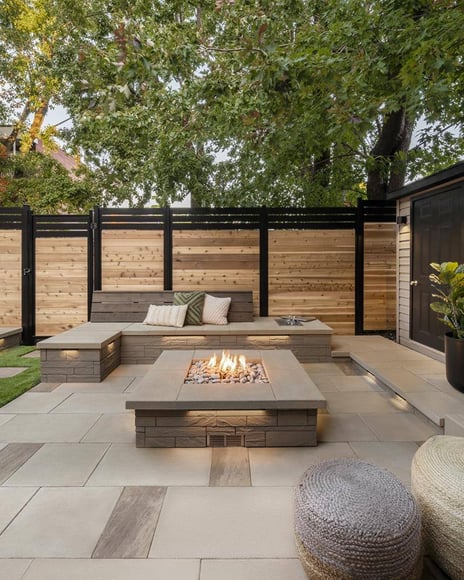 Mur de soutènement Iconic de Techo-Bloc utilisé pour créer un foyer dans une cour arrière.