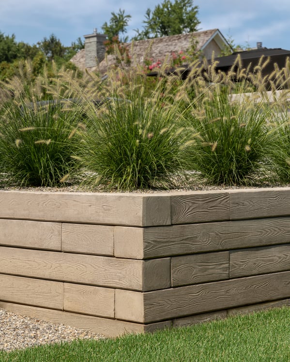 Backyard garden design featuring Techo-Bloc's Borealis retaining wall