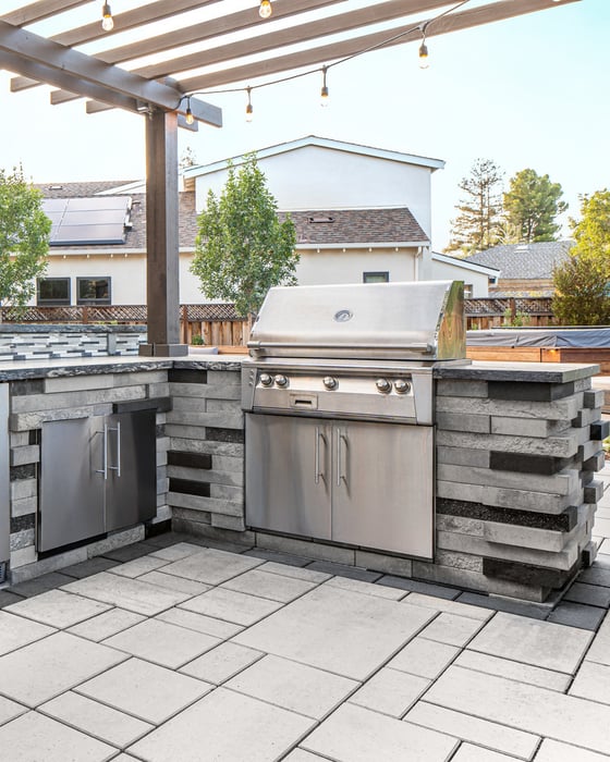 Outdoor kitchen with Techo-Bloc's Graphix retaining wall and a tile countertop