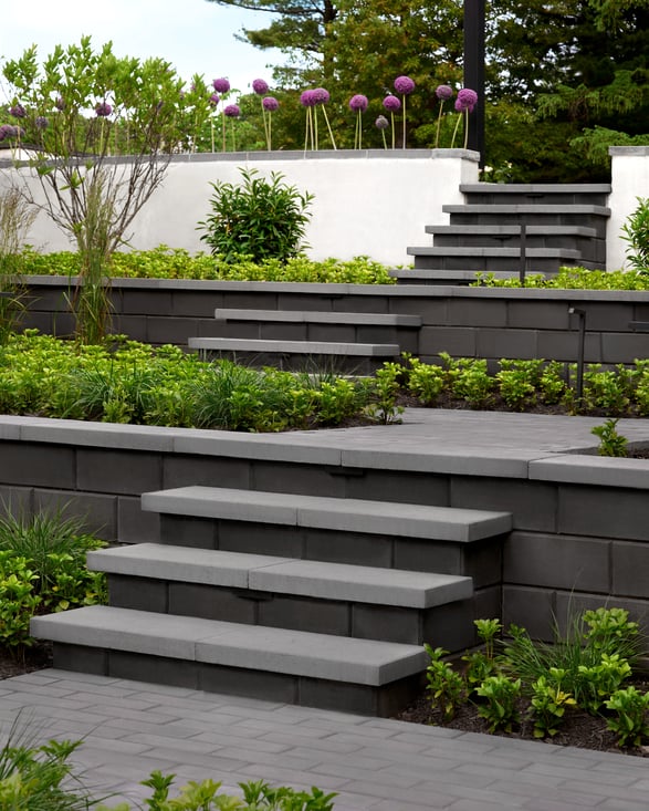 Backyard garden design featuring Techo-Bloc's Raffinato Smooth retaining wall blocks