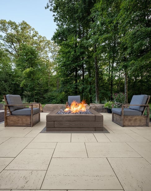 Mur de soutènement Borealis de Techo-Bloc utilisé pour créer un foyer dans une cour arrière