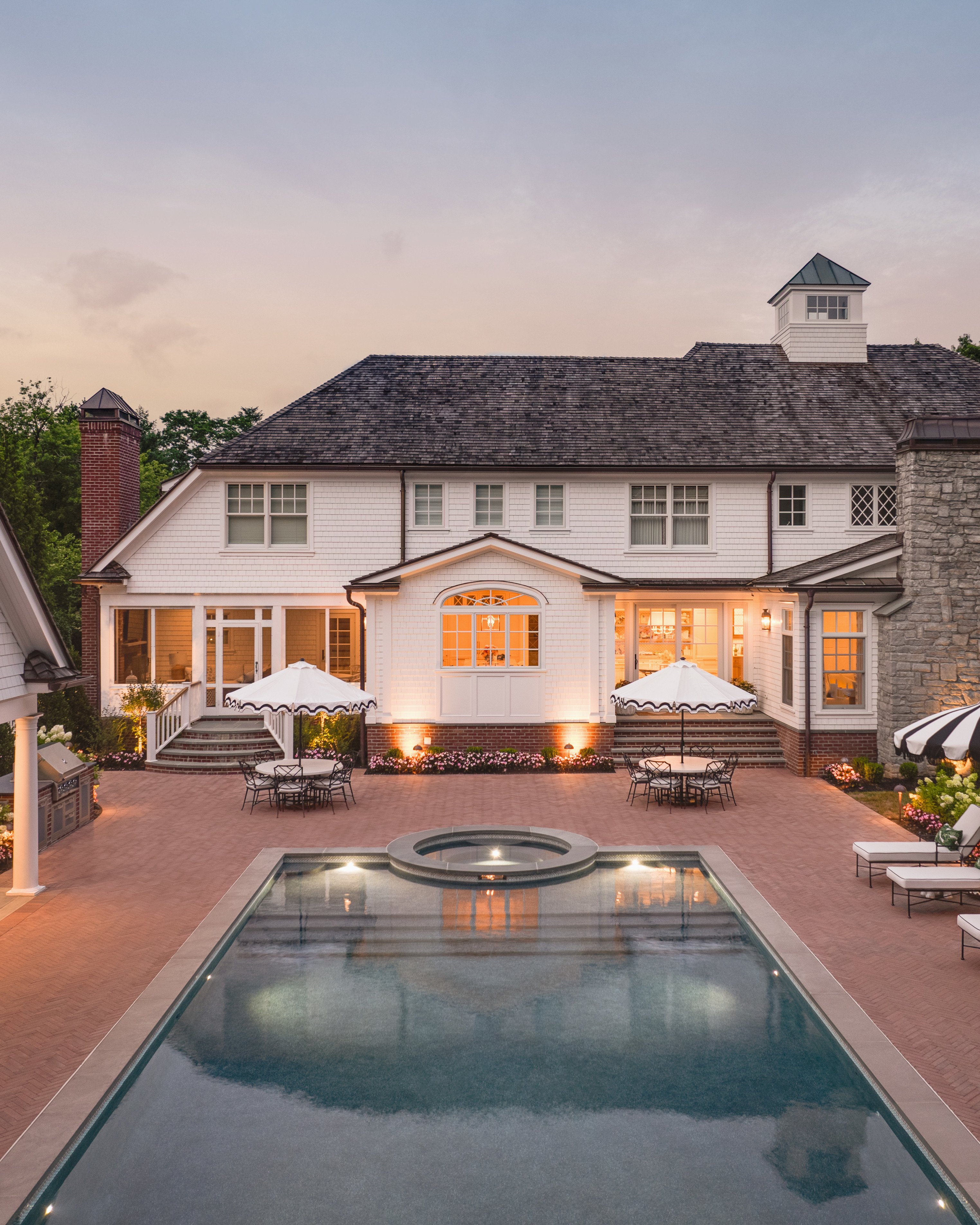 Techo-Bloc's Westmount paver around a swimming pool