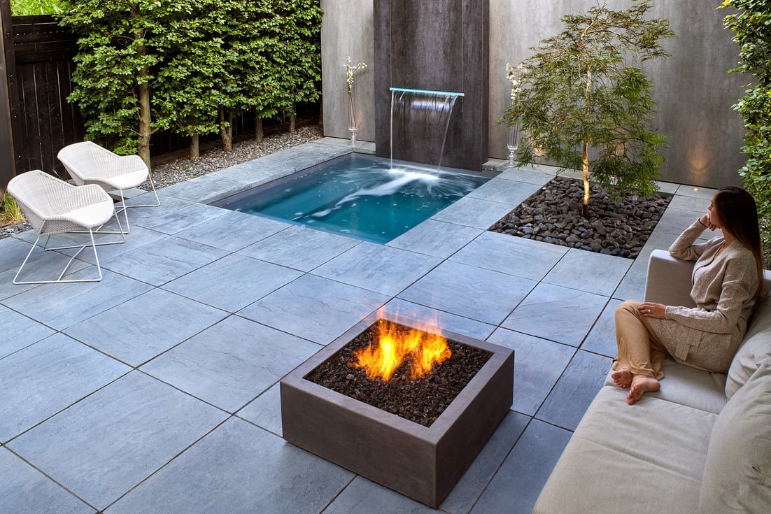 Mini piscine de style spa avec foyer