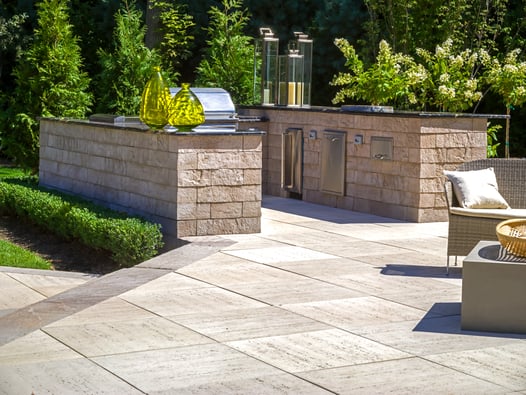 Outdoor Kitchen with a lot of counterspace designed with Techo-Bloc products.