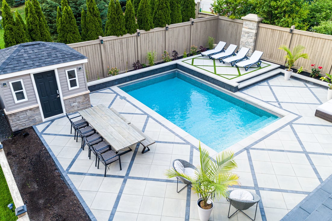 Cour arrière avec piscine creusée