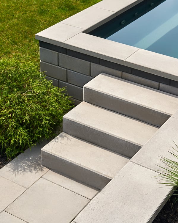 Mur de soutènement Raffinato menant à un spa