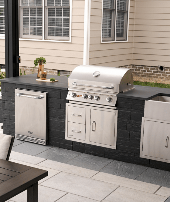 Outdoor kitchen with Techo-Bloc's Iconic retaining wall and a soapstone countertop