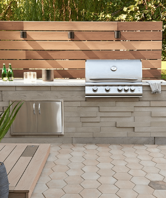 Outdoor kitchen with Techo-Bloc's Graphix retaining wall and a porcelain countertop