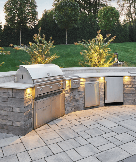 Outdoor kitchen with Techo-Bloc's Brandon retaining wall and a quartz countertop