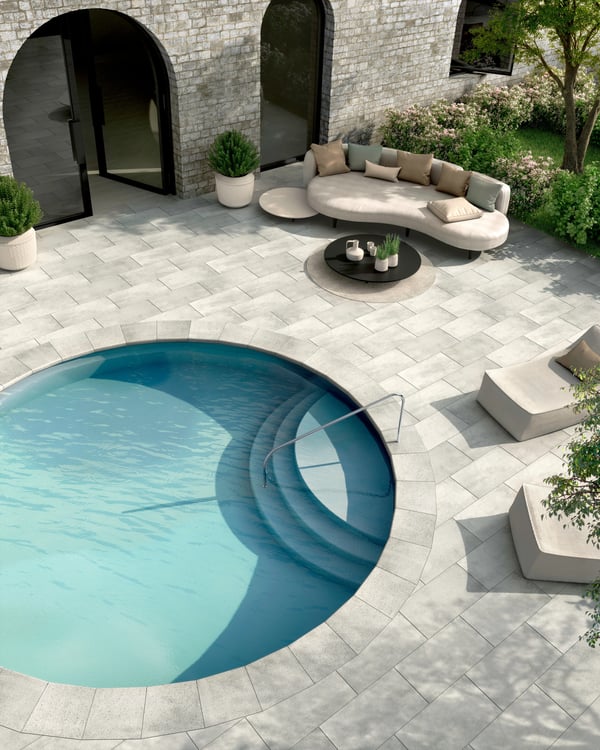 Piscine ronde entourée de pavés Blu Lisse de Techo-Bloc