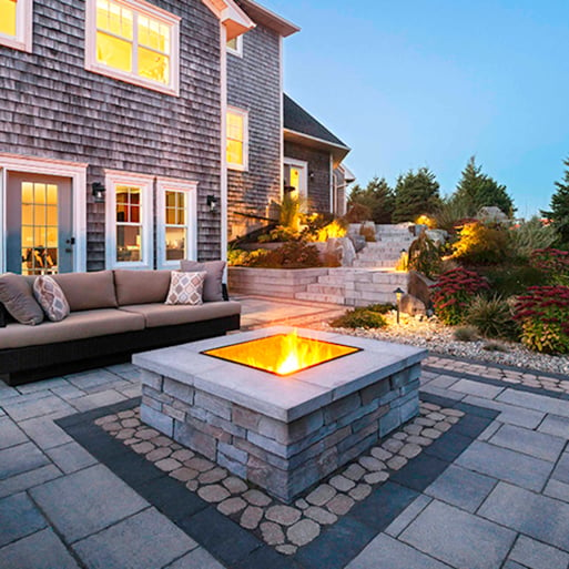 Techo-Bloc's Prescott retaining wall used to create a fire pit design in a backyard. 
