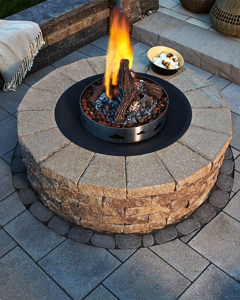 Foyer Valencia de Techo-Bloc installé dans une cour arrière.