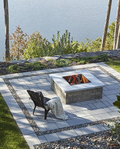 Foyer Brandon de Techo-Bloc installé dans une cour arrière. 