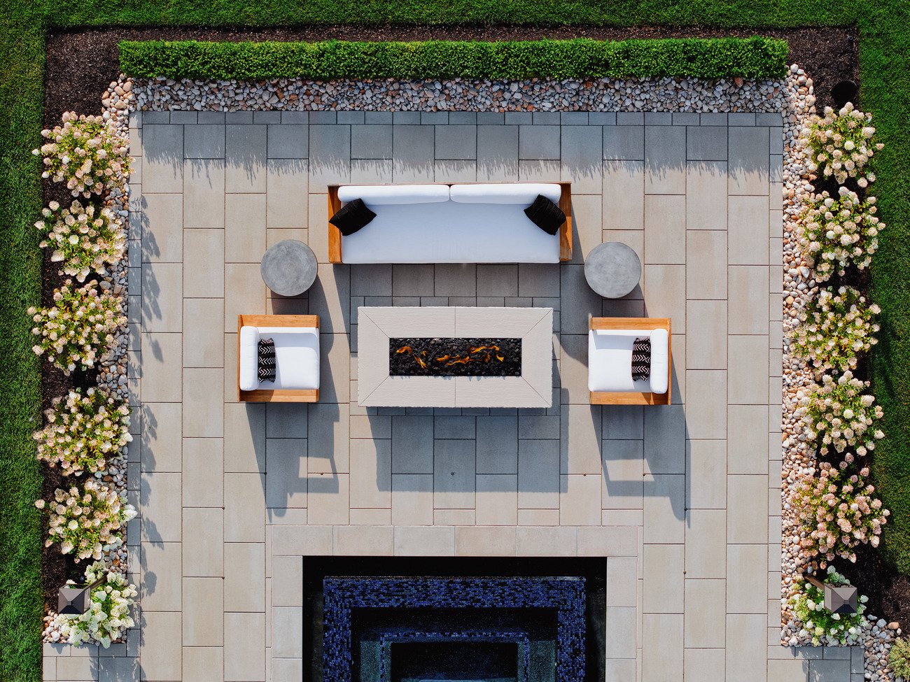 Cour arrière vue de haut avec coin foyer