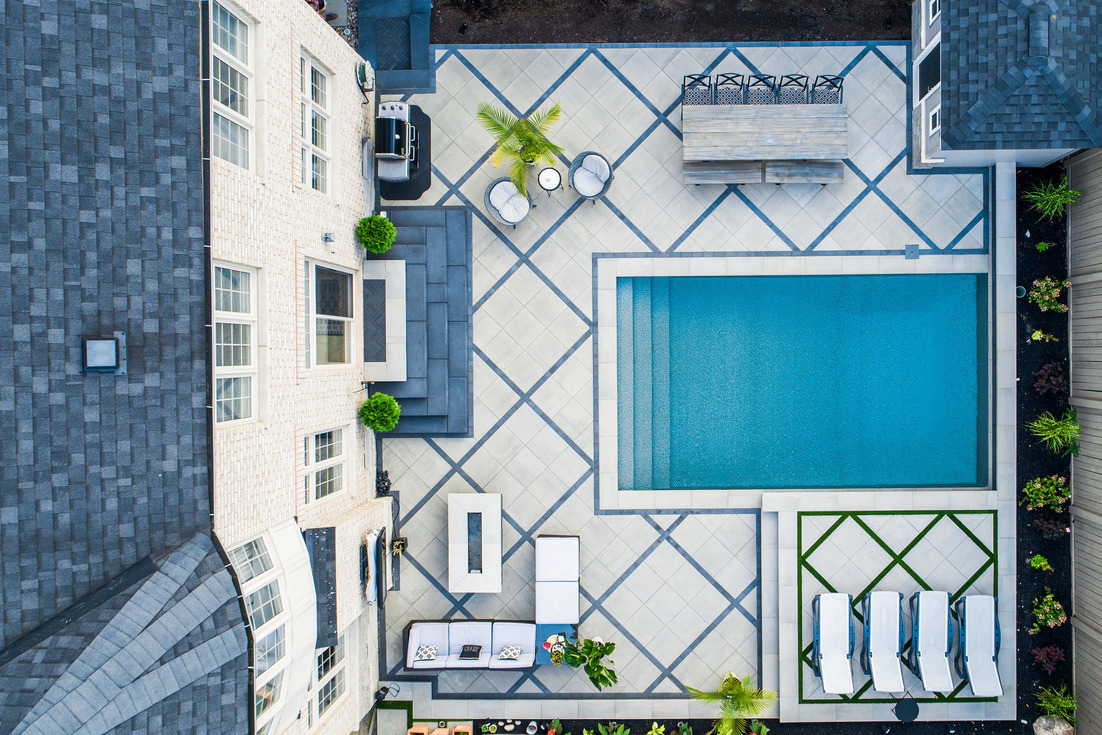 Petite cour avec piscine.